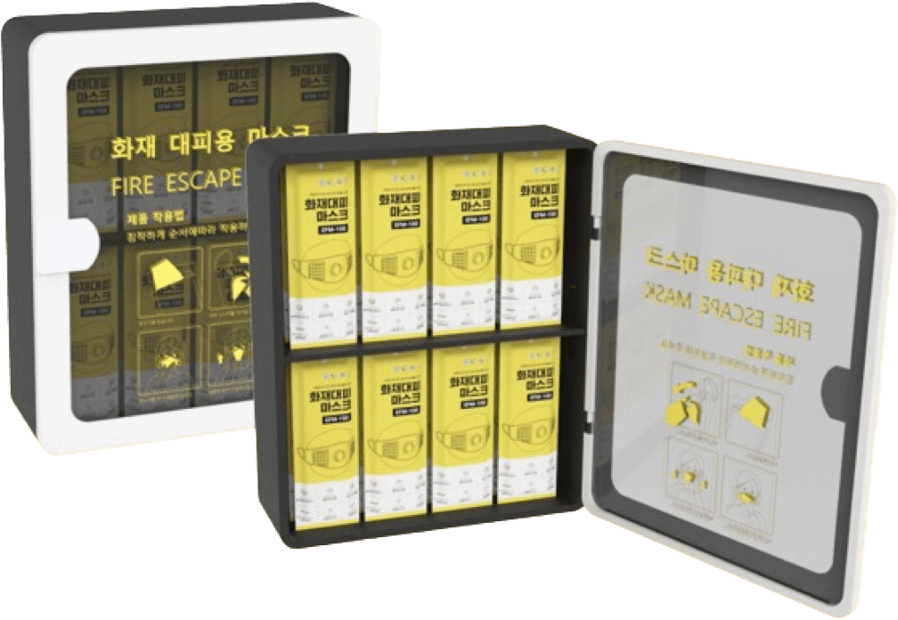 화재 대피 마스크 보관함을 연 모습. 노란 EFM-100 마스크 개별 포장이 칸마다 채워져 있고 문 안쪽에 사용 안내가 붙어 있다.